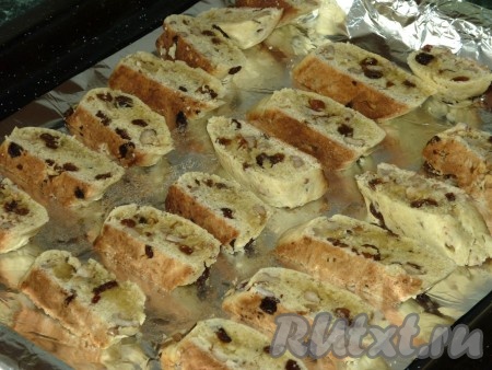 Выкладываем печенье в один слой на противень и ставим в духовку на 10-15 минут.
