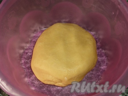 К полученной смеси добавляем просеянную муку, разрыхлитель, соль и вымешиваем тесто.&nbsp;
