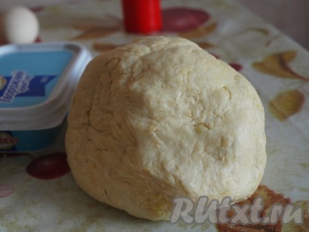 Творожный крем-сыр, натёртый на мелкой тёрке твёрдый сыр, размягченное сливочное масло, муку, яйцо, соль и молотый мускатный орех перемешать и хорошо вымесить получившееся тесто. Завернуть тесто в пищевую пленку и убрать минут на 30-40 в холодильник.
