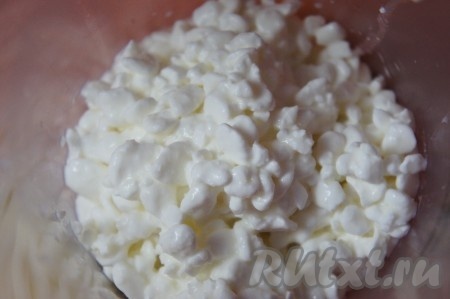 Творог выложить в миску, размять вилкой. Если творог недостаточно жирный, можно добавить 3 столовых ложки сливок (я не добавляла).