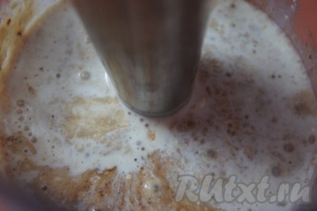 К творогу и банану всыпать какао (какао можно не добавлять, но мне нравится цветовой оттенок и вкус, которые придаёт какао мороженому) и сахар. Кстати, сахар можно заменить на мёд или сгущённое молоко. Взбить творожно-банановую массу погружным блендером на максимальной скорости. Масса должна стать однородной.