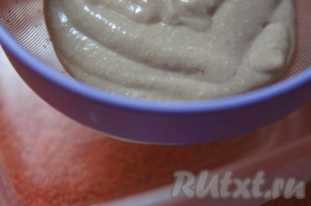 Я люблю, когда творожно-банановое мороженое получается абсолютно однородной консистенции, поэтому обязательно получившуюся массу протираю через сито. Если вы не против, чтобы в мороженом присутствовали какие-то частички творога или банана, тогда этот этап пропустите.