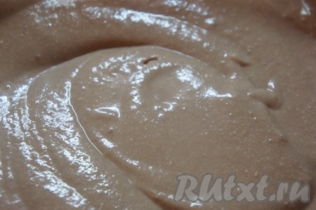 Перемешать творожно-банановую массу, переложить в пластиковый контейнер и поставить в морозилку. Тщательно перемешивать мороженое каждые 30 минут в течение 3-4 часов (время нахождения в морозилке зависит от вашей морозильной камеры и необходимой вам консистенции).