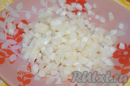 Кальмара разморозить при комнатной температуре. Аккуратно выложить кальмара в&nbsp;кастрюлю с кипящей водой и варить 2 минуты после закипания воды. Затем очистить от плёнок и хорды. Отваренную тушку кальмара нарезать на мелкие кубики или соломкой - кому как нравится.