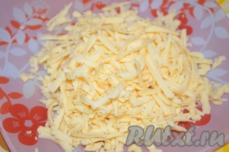 Сыр натереть на крупной тёрке.