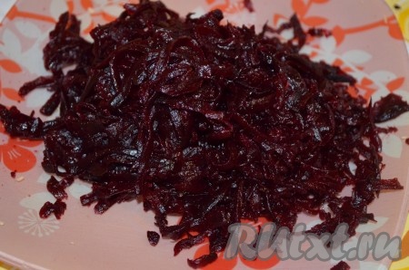 Свеклу вымыть, не очищая от кожуры, выложить в кастрюлю, полностью залить водой и отварить до готовности (в течение 50-70 минут с момента закипания воды, готовая свекла должна легко прокалываться вилкой), затем остудить, очистить и натереть на крупной тёрке.