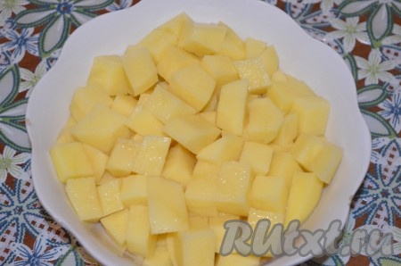 Картошку порезать небольшими кубиками.