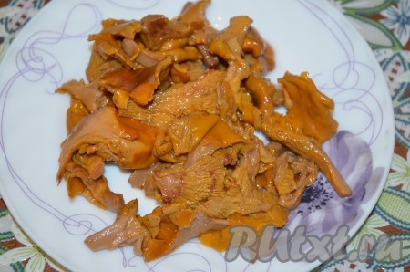 Приготовить грибы. Я просто разморозила лисички.