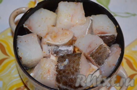 Далее разложить грибы и рыбу. Смазать 1-2 столовыми ложками сметаны.&nbsp;
