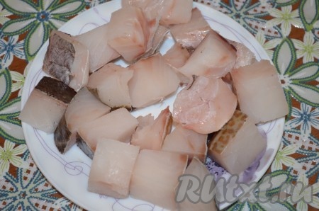 Рыбу порезать на кусочки весом примерно 20 грамм. Посолить, можно посыпать приправой.
