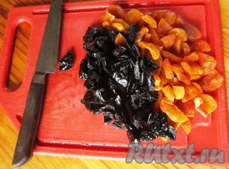 Курагу и чернослив промойте, ошпарьте кипятком и нарежьте небольшими кусочками.
