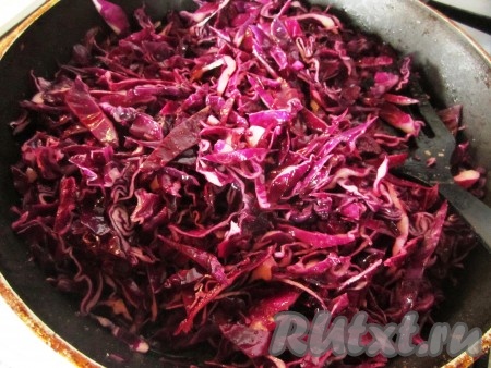 В глубокой сковороде разогрейте смесь масел. Выложите в сковороду нашинкованную краснокочанную капусту и тушите на небольшом огне под крышкой минут 5-10.