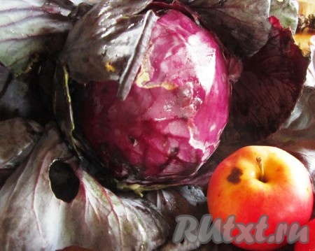 Подготовьте краснокочанную капусту и яблоки