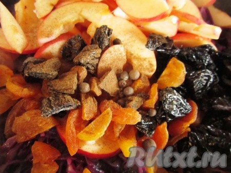 Приправьте блюдо корицей и душистым перцем. Добавьте по вкусу соль и сахар.