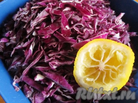 Краснокочанную капусту очистите от покровных листьев, ополосните и нашинкуйте. Слегка сбрызните измельчённую капусту лимонным соком (лимонный сок нужен, чтобы капуста при тушении сохранила красивый цвет).
