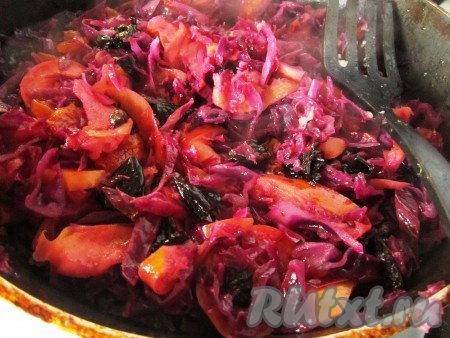 Перемешайте и тушите под крышкой ещё 10-15 минут до готовности капусты.
