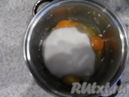 Яйца взбить с сахаром.