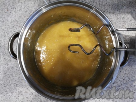 Соединить с маслом и яйцами.