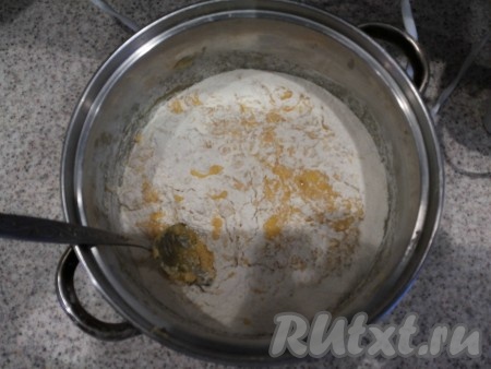 Соединить с маслом и яйцами.