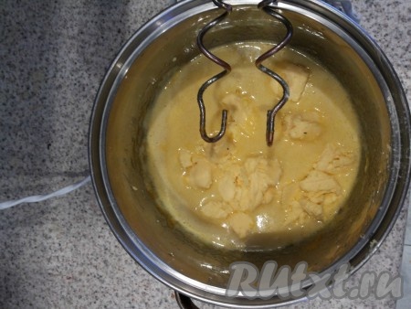 Добавить размягченное масло, нарезанное кубиками.