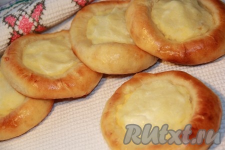 Поставить в разогретую духовку и выпекать примерно 25-30 минут при температуре 180-200 градусов до золотистого цвета. Ватрушки с картошкой получаются мягкими, нежными и очень вкусными.