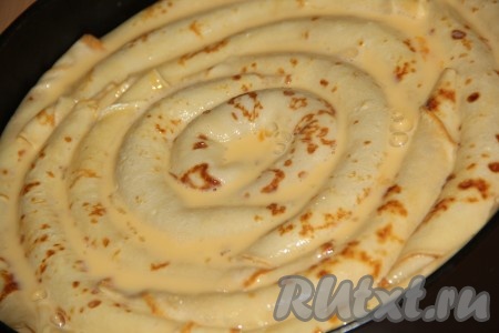 Духовку заранее разогреть. Залить блины приготовленной заливкой и поставить в духовку. Выпекать при 180 градусах примерно 30-40 минут. 