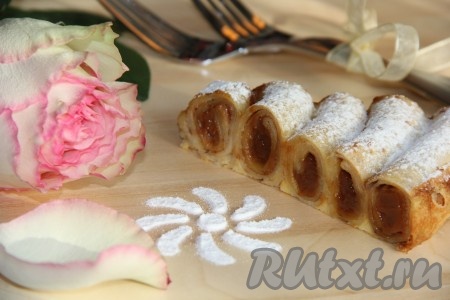 Готовый блинный пирог со сгущенкой хорошо остудить в форме, затем аккуратно снять бортики и разрезать пирог на порции. Перед подачей посыпать сахарной пудрой.
