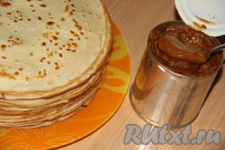 Для начала испечь блинчики по любимому рецепту. Варёную сгущёнку можно использовать покупную или сварить самостоятельно. 