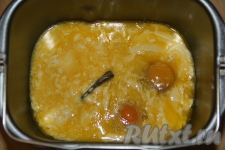 В ведёрко хлебопечки вылить молоко, добавить яйца, масло, сахар и соль.
