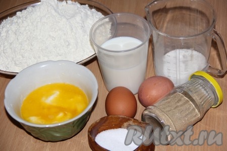 Подготовить продукты для приготовления хлеба "Бриошь": муку просеять, масло растопить и слегка остудить.