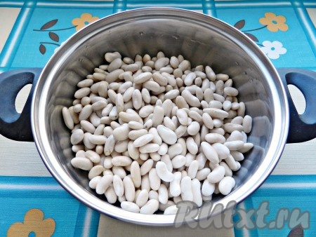 Фасоль промыть, замочить в холодной воде на ночь. Затем воду слить, залить 1 литром чистой воды и отварить в течение примерно 1 часа (время варки фасоли зависит от ее сорта).
