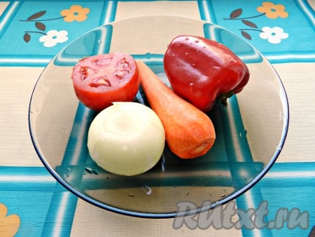 Лук, морковь, перец и помидор вымыть, очистить и нарезать кубиками.