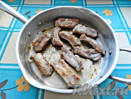 В сковороде разогреть немного растительного масла и обжарить ребрышки до золотистого цвета.