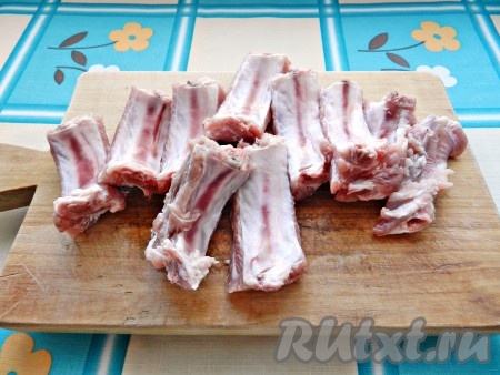 Свиные ребрышки вымыть, обсушить и нарезать.
