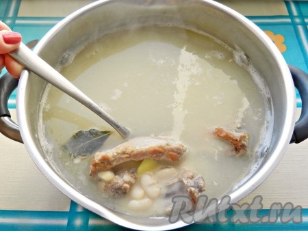 Когда бульон сварится, выложить в него картофель и половину готовой фасоли вместе с водой, в которой она варилась. Добавить лавровый лист и посолить по вкусу. Варить до готовности картофеля, около 10 минут.