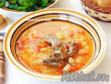 Вкусный и ароматный суп из свинины с фасолью готов.