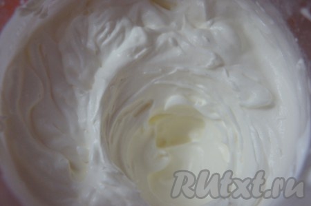 Хорошо охлаждённые сливки взбить с сахарной пудрой с помощью миксера, постепенно увеличивая обороты миксера до максимальных. Взбитые сливки должны стать пышными, воздушными.