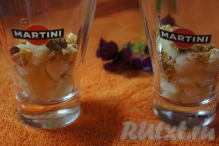 По желанию, слегка присыпать мюсли.