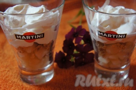 Разложить часть взбитых сливок по стаканам с фруктами.