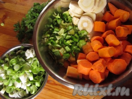 Овощи помойте, очистите и нарежьте довольно крупными кусочками.