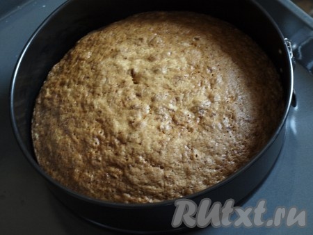 В форму, смазанную маслом, выкладываем тесто, разравниваем и ставим в разогретую духовку. Выпекаем примерно 30-40 минут при температуре 180 градусов. Готовность проверить, проколов тыквенный бисквит сухой зубочисткой (если зубочистка после покалывания теста останется чистой, на ней не будет теста, значит бисквит готов). Достаём форму из духовки, даём бисквиту немного остыть, достаём из формы и даём полностью остыть на решётке.