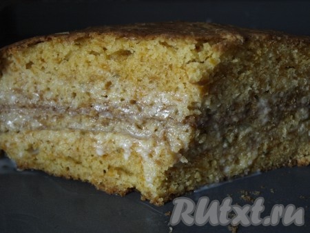 Остывший тыквенный бисквит разрезаем на 2 коржа. Сметану смешиваем с сахаром, даём постоять минут 10. Получившимся сметанным кремом пропитываем нижний корж, накрываем вторым коржом. Остатками крема покрываем верх торта.