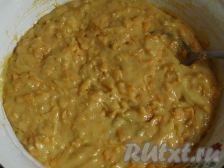 Перемешиваем тесто, оно должно получиться однородным, в меру густым, напоминающим сметану средней жирности. Если тесто вышло жидковатым (многое зависит от сочности тыквы и величины яиц), тогда добавьте немного муки.