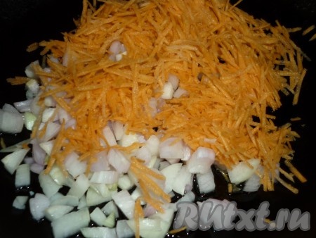 Отдельно обжариваем до золотистого цвета порезанный лук и натёртую морковь.
