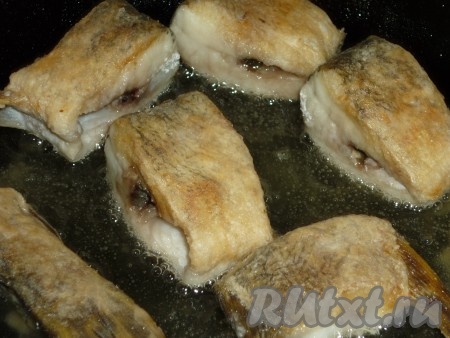 Жарим щуку на разогретом растительном масле с двух сторон до золотистого цвета.
