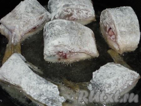 Обваливаем каждый кусочек рыбы в муке.
