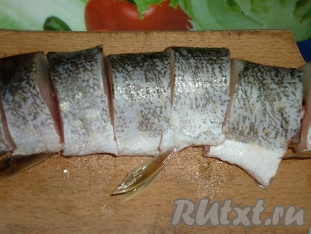 режем на порционные кусочки и солим.
