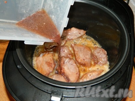 Когда завершится режим "Жарка", в чашу выливаем оставшийся маринад, добавляем немного воды и включаем на 30 минут режим "Тушение". Приготовленную свинину в сладком соусе посыпаем порезанным зелёным луком.
