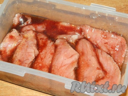 Свинину помещаем в маринад и убираем на несколько часов в холодильник.
