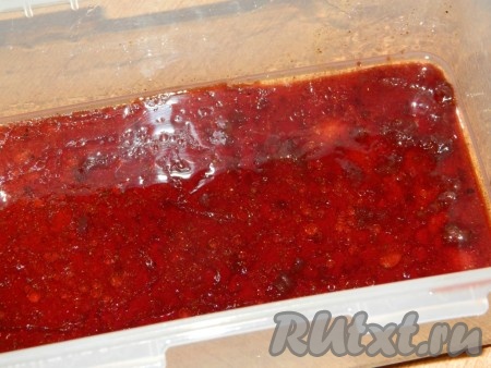 Для приготовления маринада в отдельной посуде смешиваем соевый соус, варенье, оливковое масло, вино, соль и специи.
